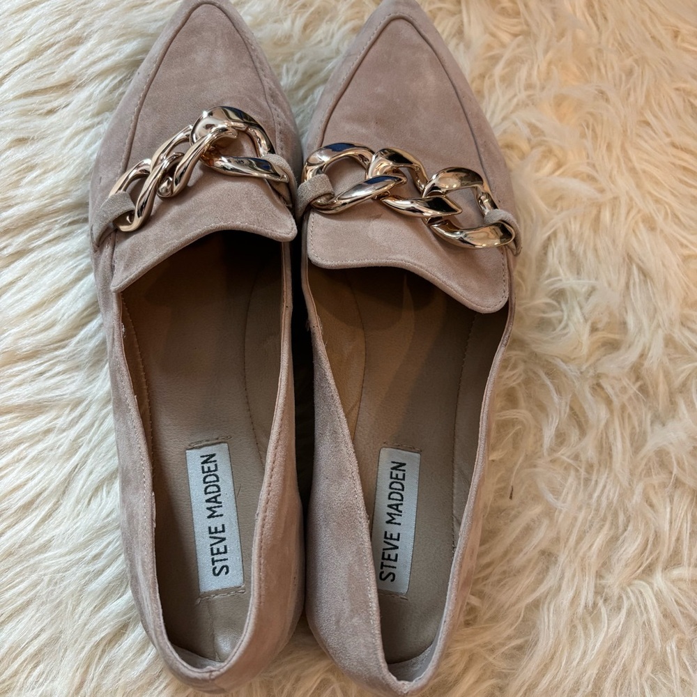 Steve Madden Tan Suede Pointed Toe Loafers with Gold Chain Detail - Picture 6 of 7